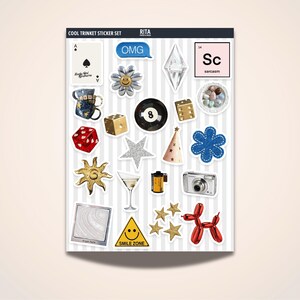Könnte beinhalten: Ein Stickerbogen mit verschiedenen Designs, darunter eine Spielkarte, eine lächelnde Gänseblümchen, Würfel, ein Stern, ein Martini-Glas, eine Kamera und ein roter Ballonhund. Der Text "COOL TRINKET STICKER SET" steht oben.
