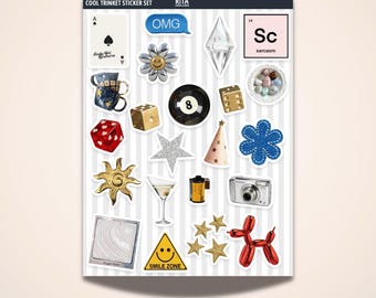 Puede incluir: Una hoja de pegatinas con varios diseños, incluyendo una carta de juego, una margarita sonriente, dados, una estrella, una copa de martini, una cámara y un perro globo rojo. El texto "COOL TRINKET STICKER SET" está en la parte superior.
