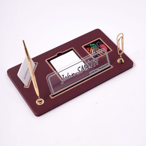 Personalisierte Schreibtisch Namensschild Maroon Leder Organizer Visitenkarte, Hinweis und Stift Halter Schreibtisch Zubehör Plaque custom Namensschilder