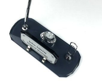 Placa de nombre de escritorio de cristal / soporte de bolígrafo personalizado / reloj de escritorio de cristal / soporte de notas / el regalo de oficina perfecto