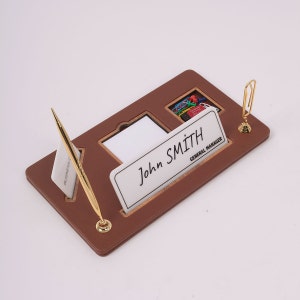 Personalisierte Schreibtisch Namensschild Tan Leder Organizer Visitenkarte, Hinweis und Stift Halter Schreibtisch Zubehör Plaque custom Namensschilder