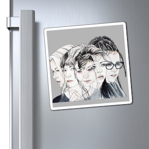 Puede incluir: Una ilustración en blanco y negro de cinco rostros de mujeres, cada uno con un peinado y una expresión diferentes. Las mujeres están dibujadas en un estilo realista, con rasgos detallados y sombreado suave.