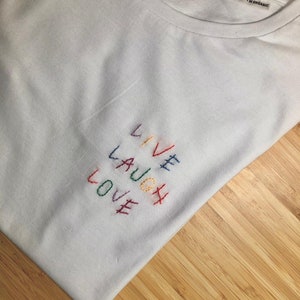Regenboog handgeborduurde T-shirts, aanpasbaar met tekenen/schrijven! T-shirts van biologisch katoen, cadeau-idee!