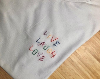 Rainbow T-shirts ricamate a mano, personalizzabili con disegno/scritta! Magliette in cotone organico, idea regalo!