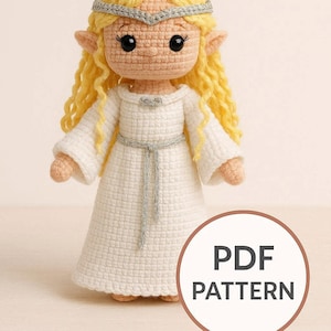 Può includere: Bambola all'uncinetto fatta a mano con lunghi capelli biondi ricci, indossa un vestito bianco e una fascia argentata. La bambola ha grandi occhi neri e orecchie a punta. Un grafico circolare con il testo "PDF PATTERN" è in basso a destra.