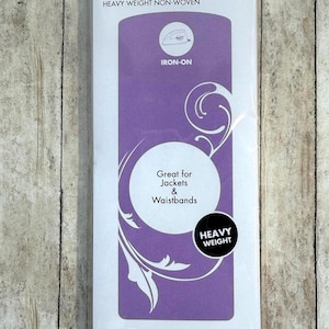Op de afbeelding: Een verpakking HeatnBond strijkbare tussenvoering, zware kwaliteit vlieseline. De wit-paarse verpakking bevat de tekst Great for Jackets & Waistbands, sewable, machine washable en de afmetingen 50,8 cm x 0,91 m.