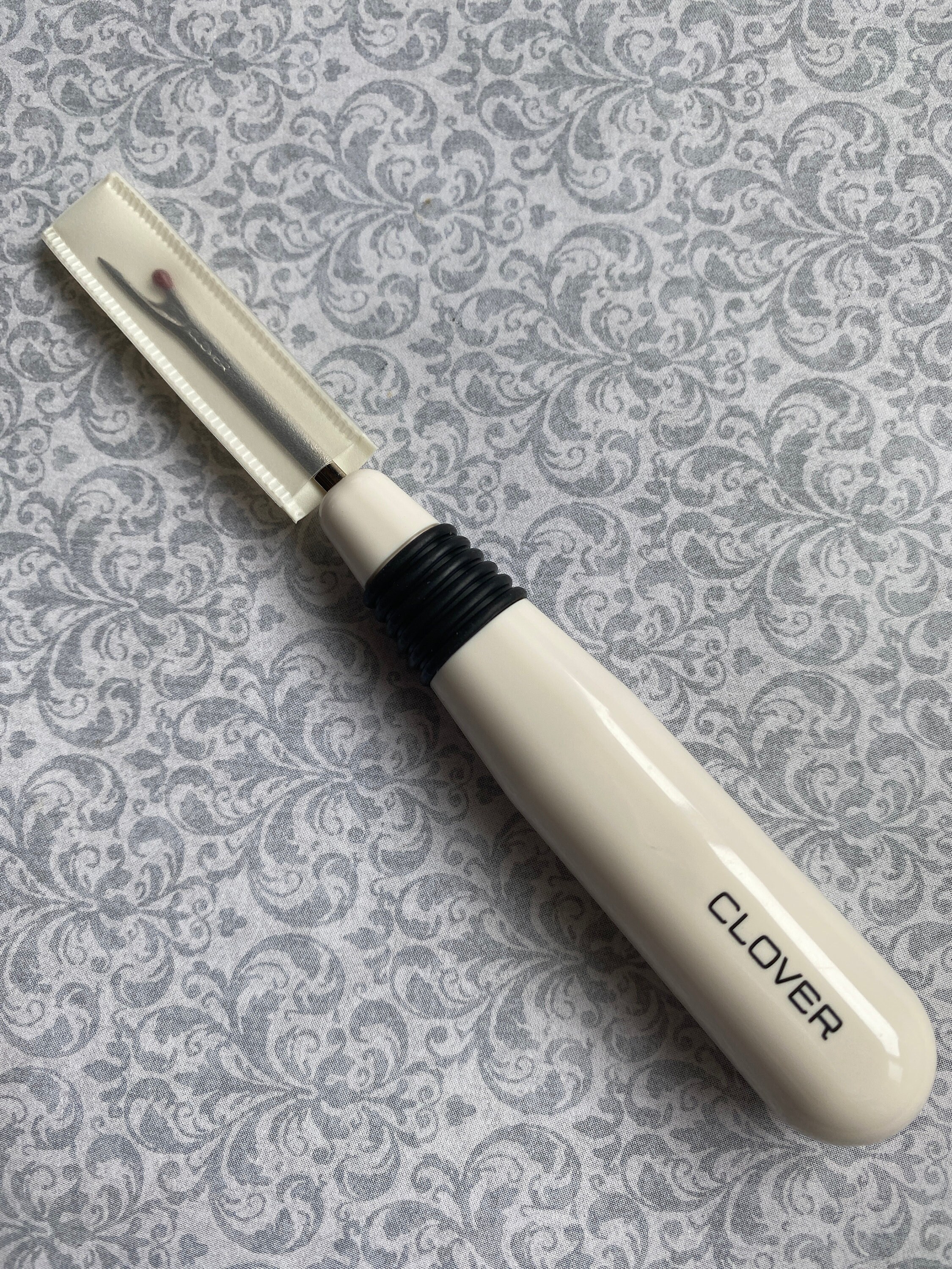 Clover WHITE Handled Comfort Grip Seam Ripper, Clover Notions