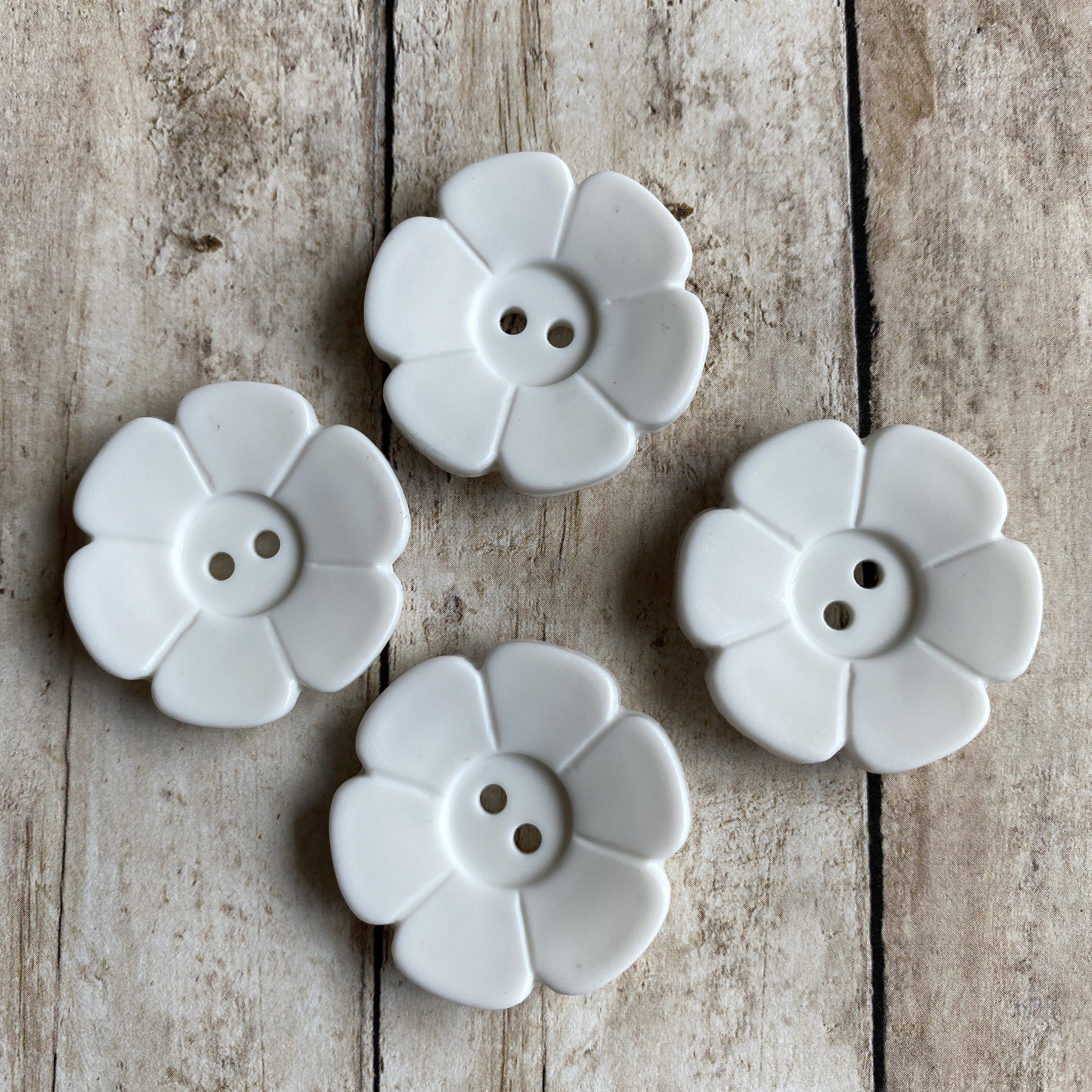WHITE Flower Button 1.125 Inch Daisy Button DILL 28mm Button White
