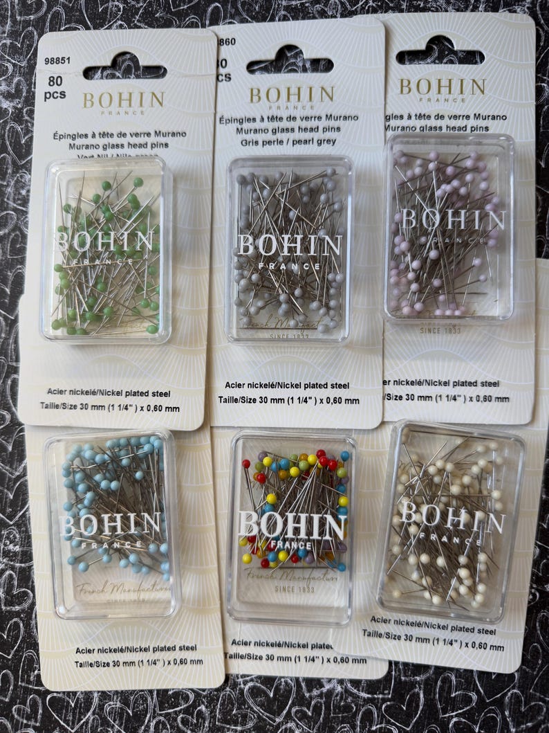 Peut inclure: Un ensemble de 10 paquets d'&eacute;pingles &agrave; t&ecirc;te de verre Bohin. Chaque paquet contient 80 &eacute;pingles avec des t&ecirc;tes de verre de diff&eacute;rentes couleurs. Les &eacute;pingles mesurent 30 mm (1 1/4 pouce) de long et sont en acier nickel&eacute;.