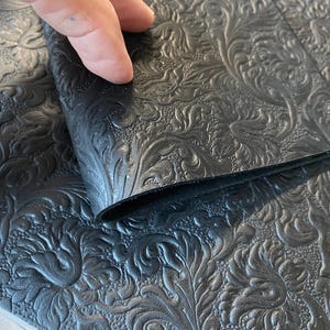 Cuero negro suave estampado a máquina, patrón de acanto, 8,5 x 11 pulgadas o 5,5 x 8,5", billeteras para tarjetas, ribete para bolso, peso ligero 1,2 mm de grosor m/l,