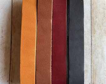Puede incluir: Cuatro correas de cuero en diferentes colores: marrón, beige, burdeos y negro. Las correas tienen todas el mismo ancho y la misma longitud.