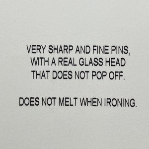 Peut inclure: Gros plan sur un texte sur fond blanc qui dit : "VERY SHARP AND FINE PINS, WITH A REAL GLASS HEAD THAT DOES NOT POP OFF. DOES NOT MELT WHEN IRONING."