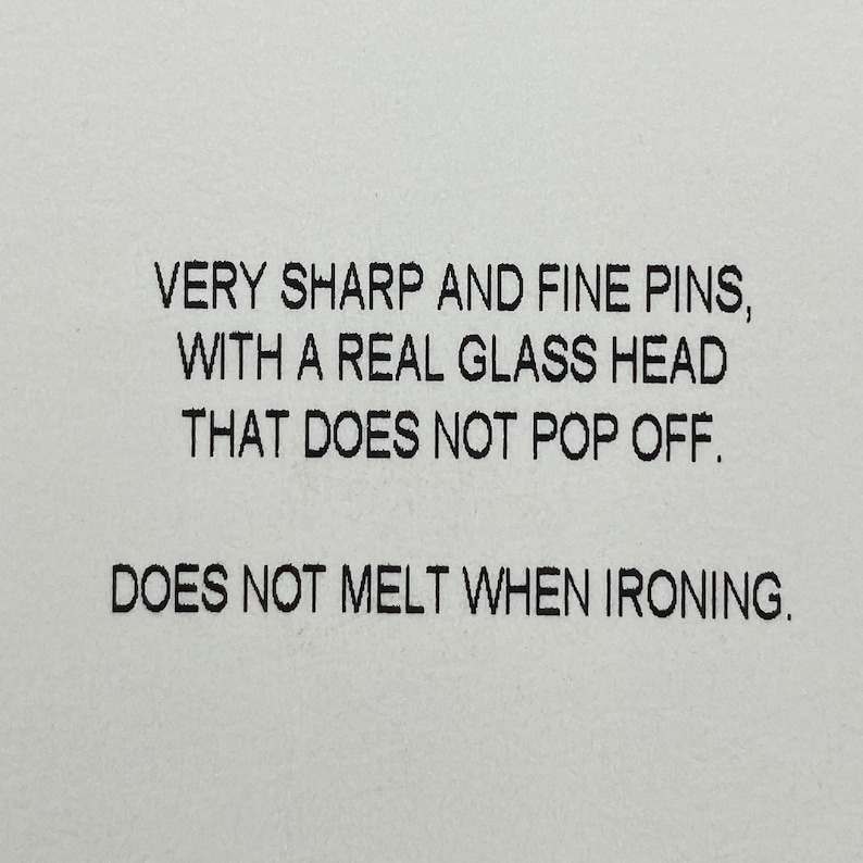 Peut inclure: Gros plan sur un texte sur fond blanc qui dit : "VERY SHARP AND FINE PINS, WITH A REAL GLASS HEAD THAT DOES NOT POP OFF. DOES NOT MELT WHEN IRONING."