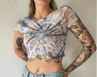 Blue and Taupe Tie Dye Crop Top | Chemise recadrée Tie Dye | Tan et Blue Tie Dye Tee | Neutre Coloré Tie Dye Top | Colorant de cravate coloré normal