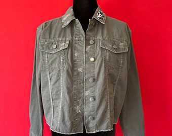 Chaqueta de jean recortada verde del ejército angustiada con parche de bomba F / chaqueta de mezclilla rasgada de patchwork / abrigo verde pequeño de estilo militar angustiado