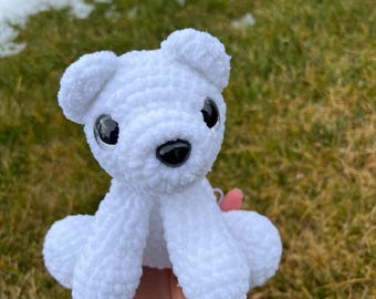 Crocheted polar bear made of chenille yarn with safety eyes; A loyal companion for all ages; Perfect gift for children and adults
