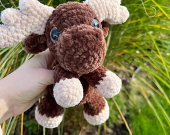 Crocheted moose made of chenille yarn with safety eyes; A loyal companion for all ages; Perfect gift for children and adults