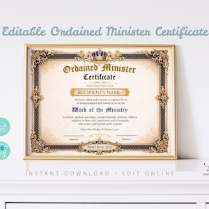 Può includere: Un certificato incorniciato con dettagli dorati ornati e il testo "Ordained Minister Certificate". Il certificato include spazio per il nome del destinatario e dettagli sul ministero. Le parole "Instant Download - Edit Online" sono in basso.