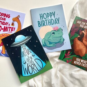 4 cartes d'anniversaire - lot de quatre cartes d'anniversaire amusantes - cartes illustrées extraterrestres, dinosaures, grenouilles et paresseux - joli paquet de cartes de voeux A6