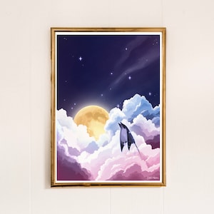 Op de afbeelding: Een ingelijste illustratie van twee mantaroggen die door een nachtelijke hemel vliegen met een volle maan en sterren. De wolken zijn een mix van roze, paars en blauw.