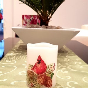 LED-Stumpenkerze mit Wunderschönem Roten Kardinal - Einzigartiges Weihnachtsgeschenk - Kerzendekor