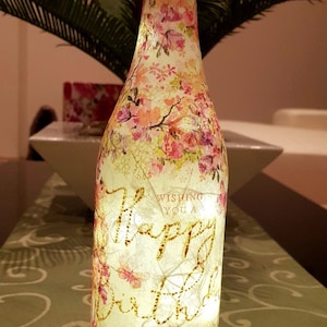 Lámpara de botella iluminada con hermoso diseño de &quot;Feliz cumpleaños&quot; Regalo de cumpleaños único y único en su tipo