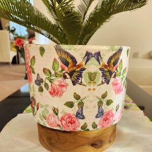 Maceta de cerámica decorada a mano con base de madera y jardín de rosas encantado. Regalo único para cumpleaños, aniversario, boda o inauguración de la casa.