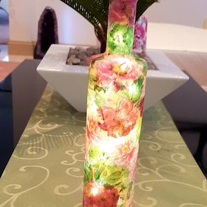 Lámpara de botella iluminada decorada a mano con hermoso diseño floral Único en su tipo Cumpleaños/Aniversario/Boda/Inauguración de una casa/Regalo