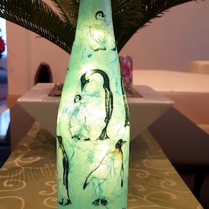 Lámpara de botella iluminada decorada a mano con hermoso diseño de pingüinos Único en su tipo Cumpleaños / Aniversario / Boda / Inauguración de una casa / Regalo