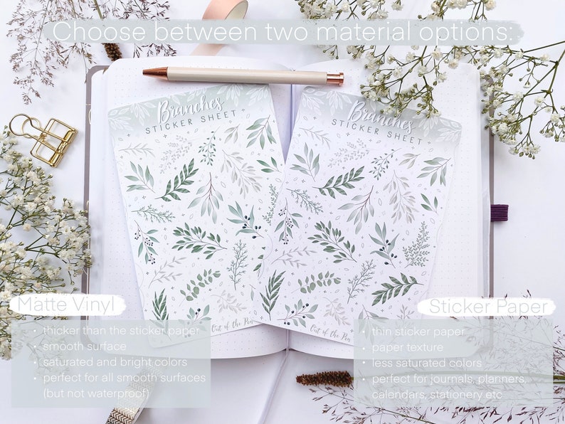 Op de afbeelding: Twee velletjes stickers met een patroon van groene takken op een witte achtergrond. De sticker vellen zijn gelabeld "Branches Sticker Sheet". Het linker vel is gelabeld "Matte Vinyl" en het rechter vel is gelabeld "Sticker Paper". De tekst beschrijft de kenmerken van elk materiaal.