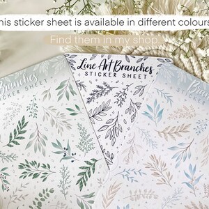 Op de afbeelding: Drie sticker vellen met verschillende takontwerpen. De eerste vel heeft groene en blauwe takken op een witte achtergrond. De tweede vel heeft zwarte lijnkunsttakken op een witte achtergrond. De derde vel heeft blauwe, bruine en beige takken op een witte achtergrond. De tekst "Branches Sticker Sheet" staat op elk vel.