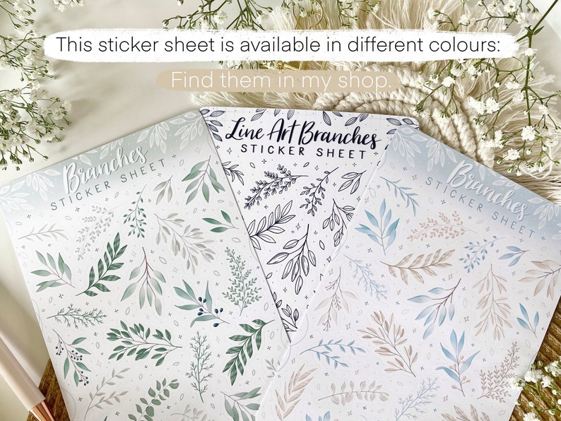 Op de afbeelding: Drie sticker vellen met verschillende takontwerpen. De eerste vel heeft groene en blauwe takken op een witte achtergrond. De tweede vel heeft zwarte lijnkunsttakken op een witte achtergrond. De derde vel heeft blauwe, bruine en beige takken op een witte achtergrond. De tekst "Branches Sticker Sheet" staat op elk vel.