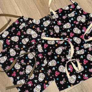 Delantal de algodón personalizado hecho a mano con calavera mexicana, delantal con bolsillos, bordado personalizado, regalo de delantal hecho a mano, hecho a pedido