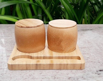 Ensemble de 2 boîtes d’épices en bambou et 1 cuillère en bambou et 1 plateau en bambou | Rangement de cuisine en bambou | Stockage de sucre/sel/poivre/herbes