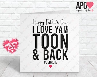 Peut inclure: Une carte blanche avec du texte noir qui dit "Happy Fatha's Day I LOVE YA TO THE TOON & BACK #GEORDIE". La carte a un cœur rose dans le coin inférieur droit.