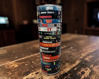 Retro VHS Horror Aesthetic 20oz Edelstahlbecher - Spooky Movie Night Vibes Reisebecher mit Deckel und Strohhalm