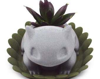 Maceta inspirada en Bulbasaur con base de hoja – Maceta para suculentas impresa en 3D / Bonita decoración de escritorio / Regalo original para gamers y amantes de las plantas