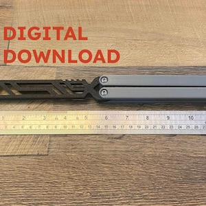 Pode incluir: Uma faca borboleta cinza com cabo preto, ao lado de uma régua. O texto "DIGITAL DOWNLOAD" está em vermelho no topo. A régua mede até 30 cm.