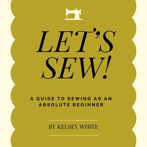 Peut inclure: Couverture de livre avec une bordure festonnée jaune moutarde et le titre "LET'S SEW!" en noir. Une icône de machine à coudre blanche est au-dessus du titre. Le texte "A GUIDE TO SEWING AS AN ABSOLUTE BEGINNER" et le nom de l'auteur sont également inclus.