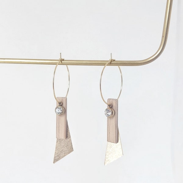 Boucles en bois de chêne clair recyclé façonné à la main.Anneaux en acier inoxydable 316, triangle plaqué or 18K et Brillant acier et strass