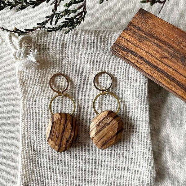 Boucles d'oreilles en Bois de bocote façonnée à la main. Cercle en laiton brut et attache en acier inoxydable hypoallergenique.