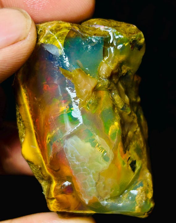 天然エチオピア産ウェロオパール原石：261.50カラットのクリスタル