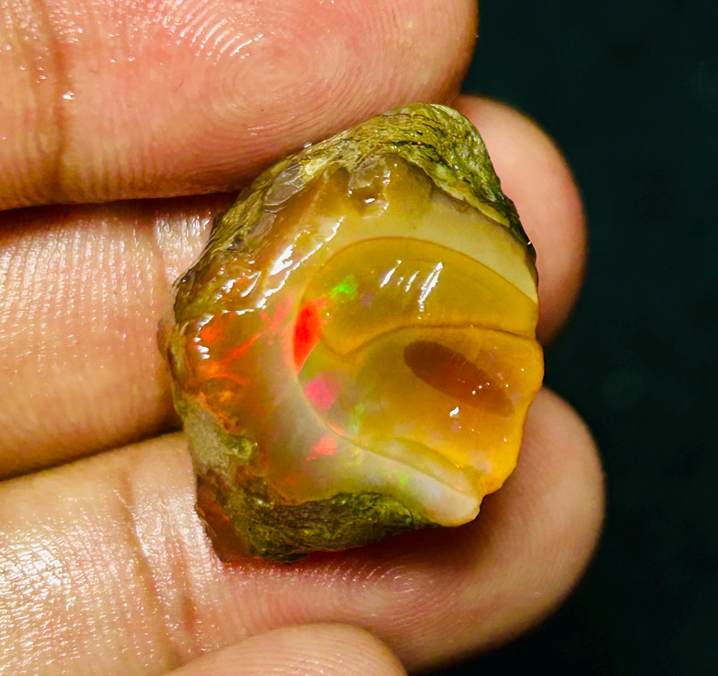 エチオピア産ファイヤーオパール原石（25.70カラット、15 x 25 MM