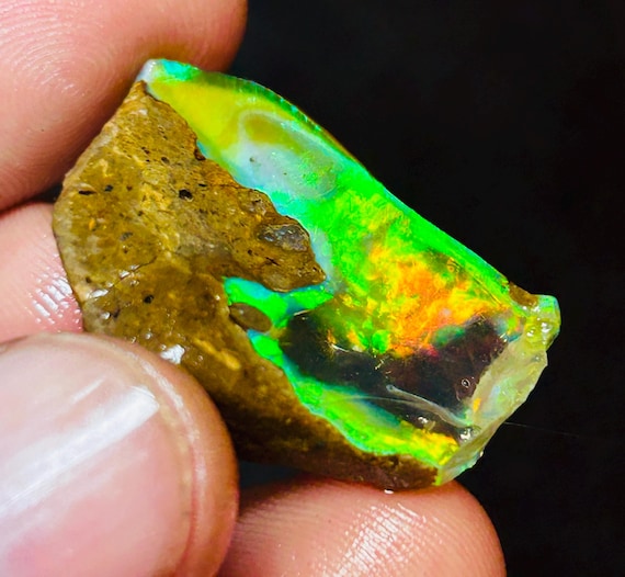 エチオピア産ファイアーオパール原石（30.70カラット、24 x 30 MM
