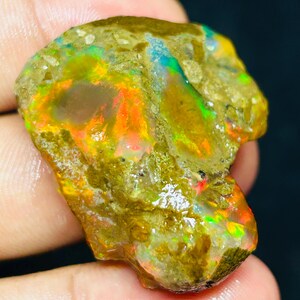 Opale etiope grezzo: opale cristallino naturale multi-fuoco (84,80 ct, 30 x 37 mm)