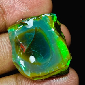 エチオピア産ファイヤーオパール原石（25.70カラット、15 x 25 MM