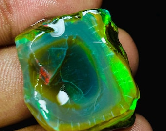 エチオピア産ファイアーオパール原石（30.70カラット、24 x 30 MM