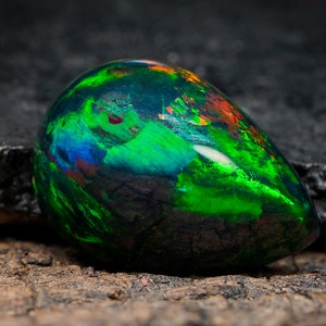 3,90 Crt Czarny Opal Kaboszon: Rzadki Wielobarwny Kamień Szlachetny Ognisty, 10 x 14 mm Kształt Gruszki