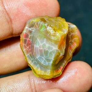 エチオピア産ファイヤーオパール原石（25.70カラット、15 x 25 MM