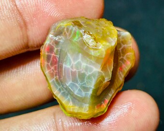 エチオピア産ファイアーオパール原石（30.70カラット、24 x 30 MM